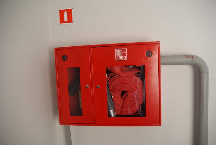 Пожарный кран в помещении. Шкаф пожарного гидранта. Пожарный щит внутренний пожарный кран огнетушители. Шкаф для пожарной колонки ШПК-420-2-1-П. ШПК-310н.