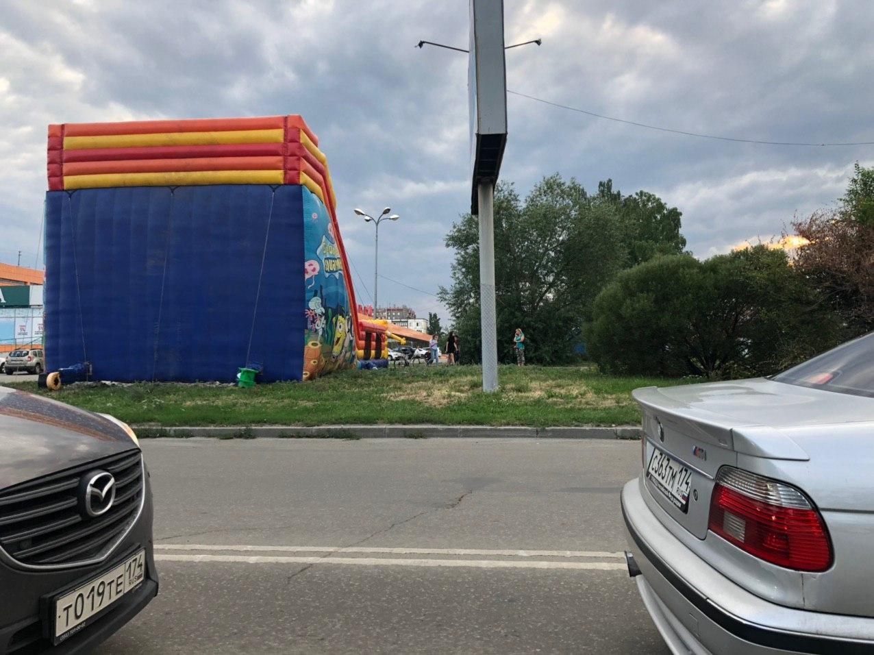 Батут в Челябинске поставили вплотную к проезжей части на газоне