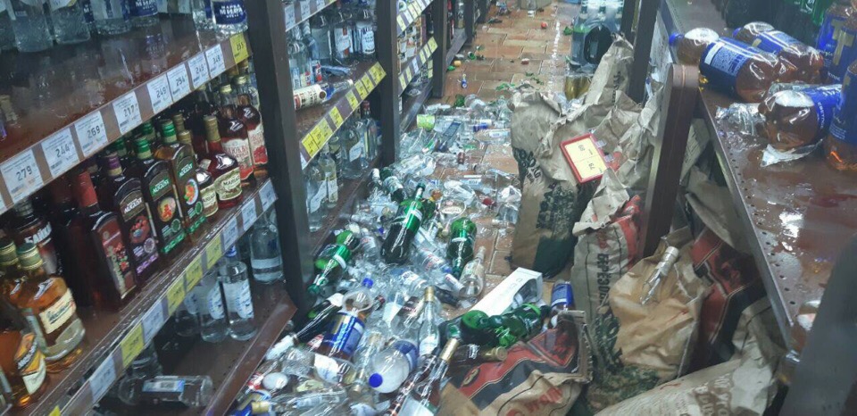 Разбитые бутылки в магазине