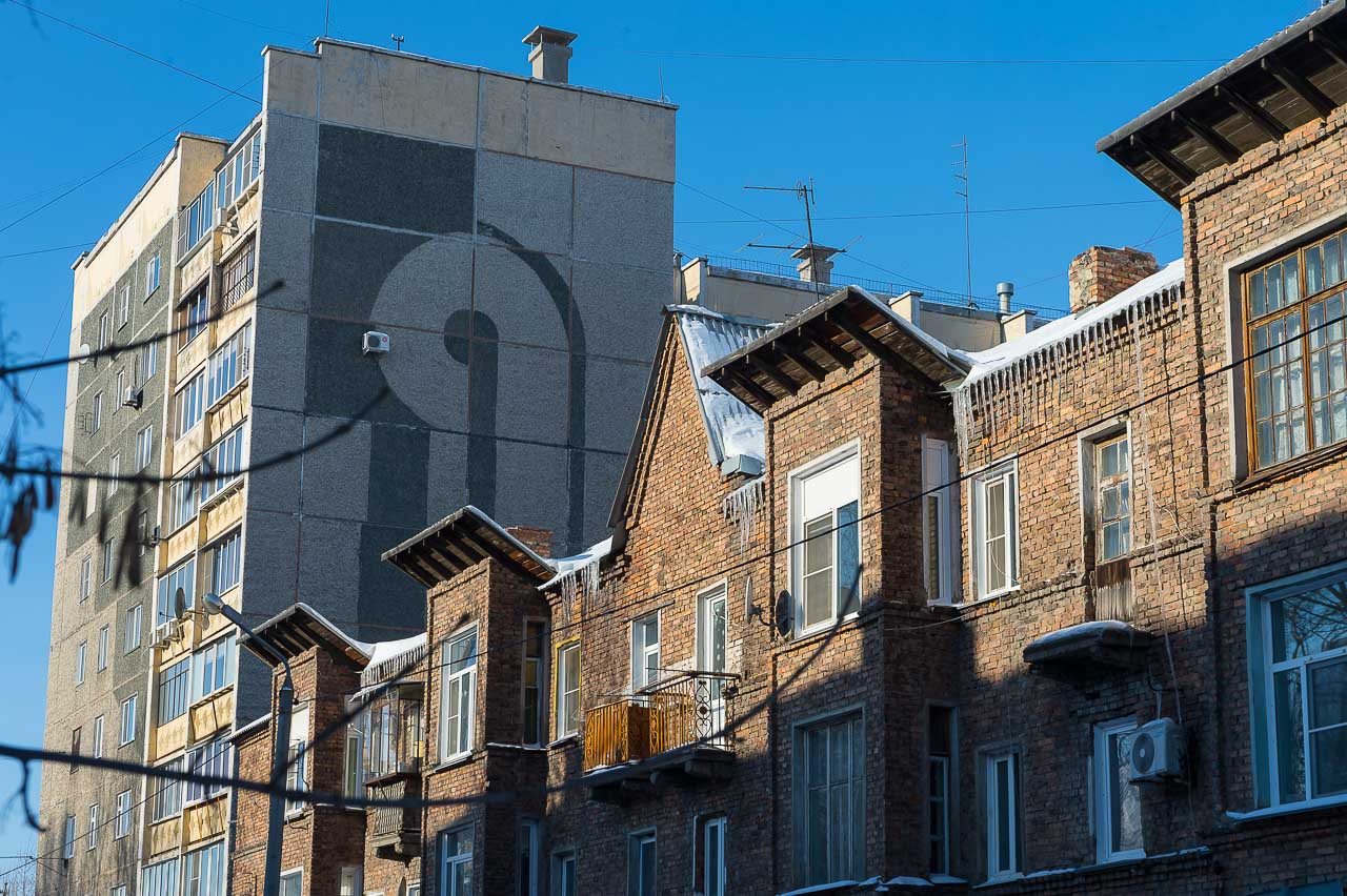Ярко-красные дома «немецкого квартала» выделяются на фоне серых панельных многоэтажек