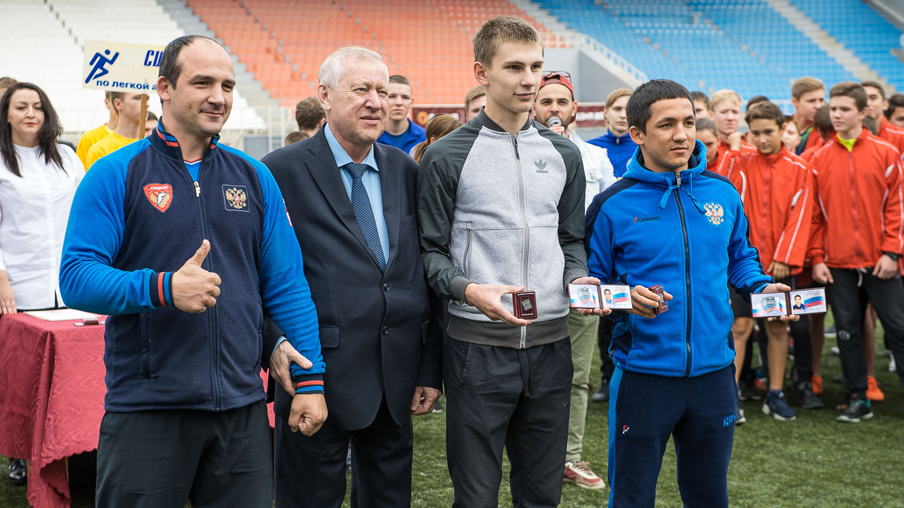 Евгений Тефтелев вместе с новоиспеченными мастерами спорта 