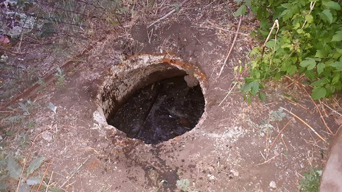 Утонул в яме. Провалился в выгребную яму. Помойная яма в деревне. Сливная яма в окопе.