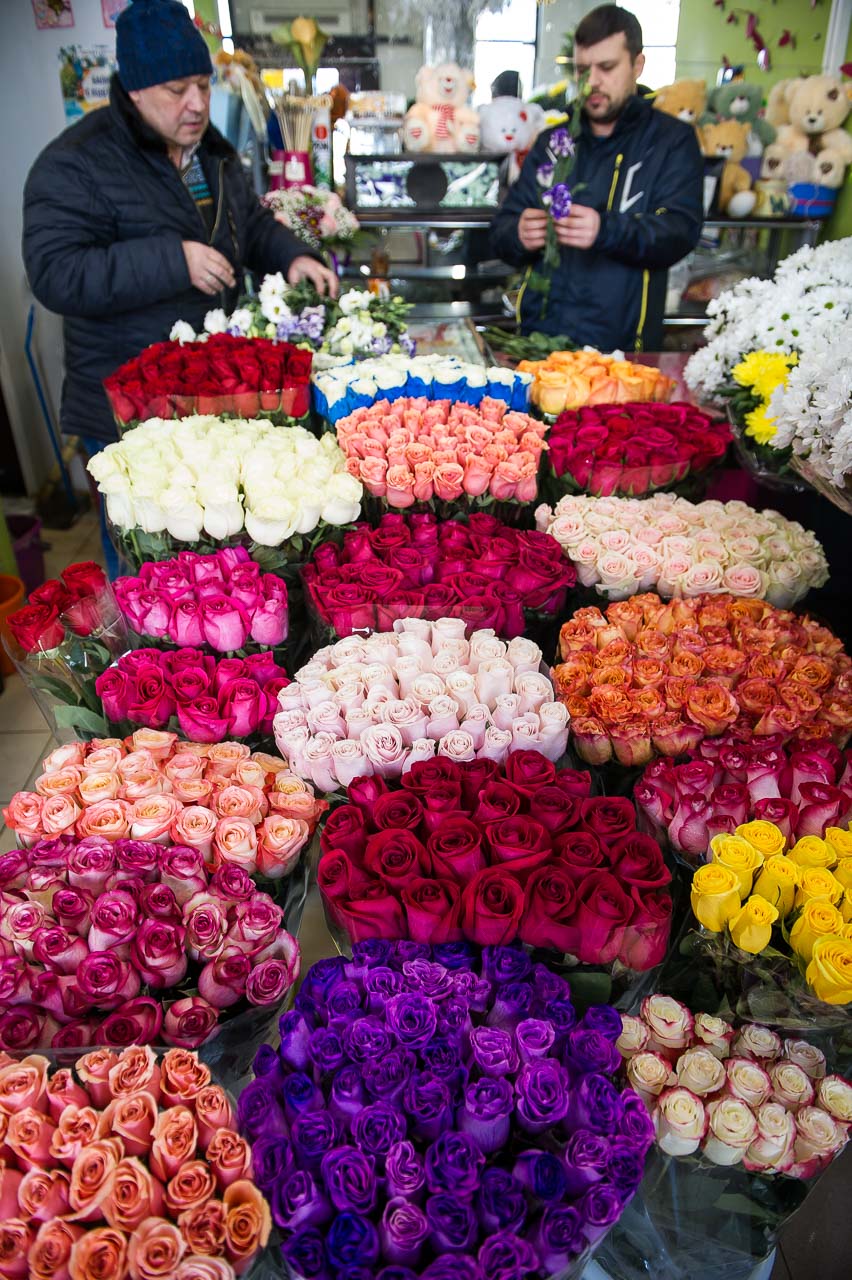 Купить розы в цветочном магазине. Рынок цветов. Много букетов цветов. Оптовый магазин цветов. Букет цветов на рынке.