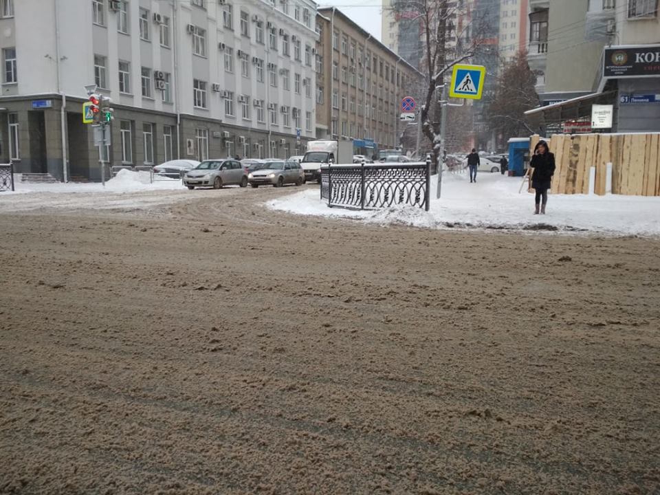 Из-за снегопада на дорогах и тротуарах в Челябинске — снежная каша