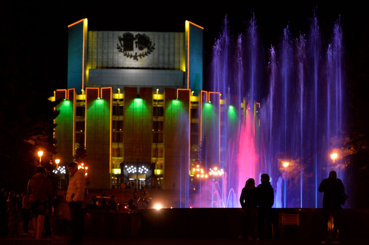 Площадь революции Челябинск музыкальный фонтан