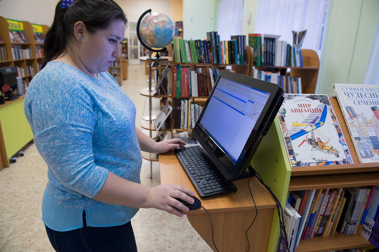 Использование интернета в библиотеке. Компьютеры в библиотеке. Интернет центр в библиотеке. Электронный зал в библиотеке. Библиотеки, в которых есть компьютеры.