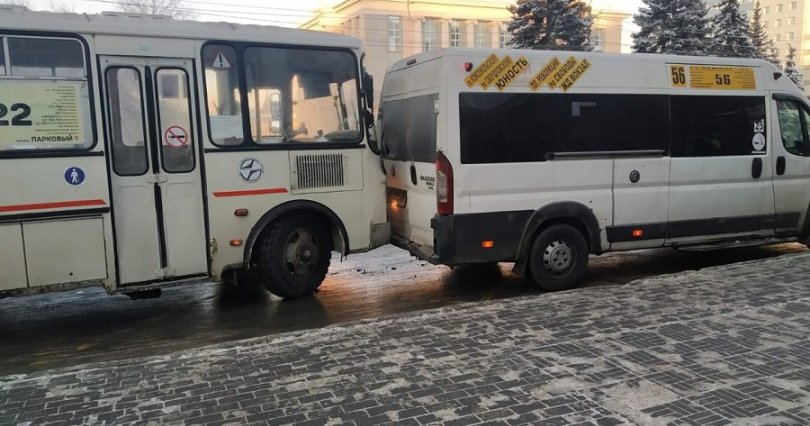 В Челябинске в столкновении двух 
маршруток пострадал человек
