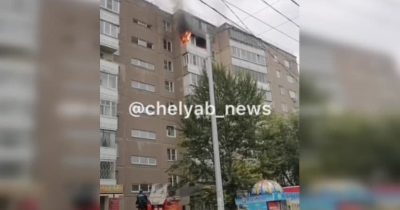 В многоэтажке Челябинска вспыхнул 
балкон 

