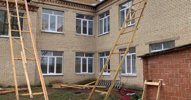 В Челябинской области рабочий сорвался 
с крыши школы

