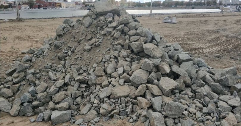 В реку Миасс в центре Челябинска 
сбросили камни
