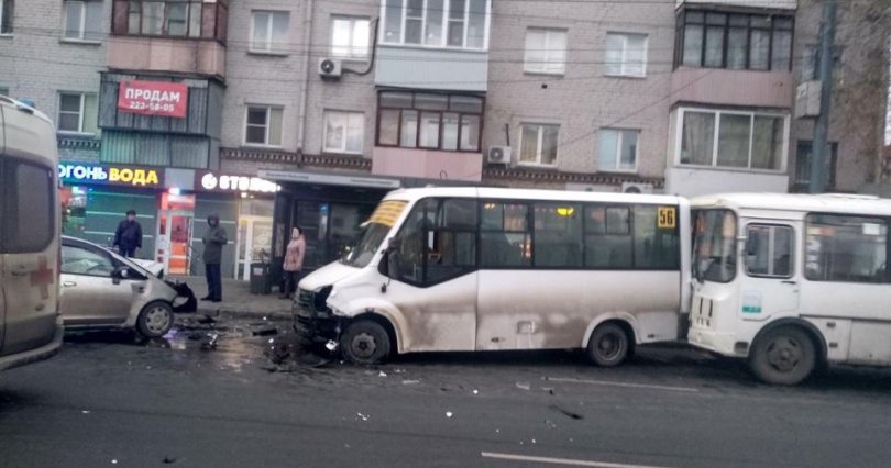 В Челябинске пьяный водитель без прав 
устроил ДТП с двумя маршрутными такси
