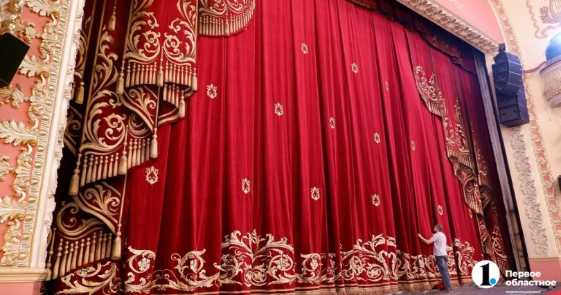 В оперном театре Челябинска повесили 
новый занавес
