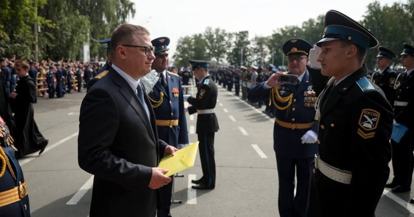Губернатор Алексей Текслер поздравил 
будущих военных летчиков и кадетов 
с окончанием учебы
