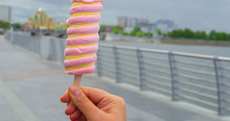В Челябинске на набережной реки Миасс 
проводится фестиваль мороженого
