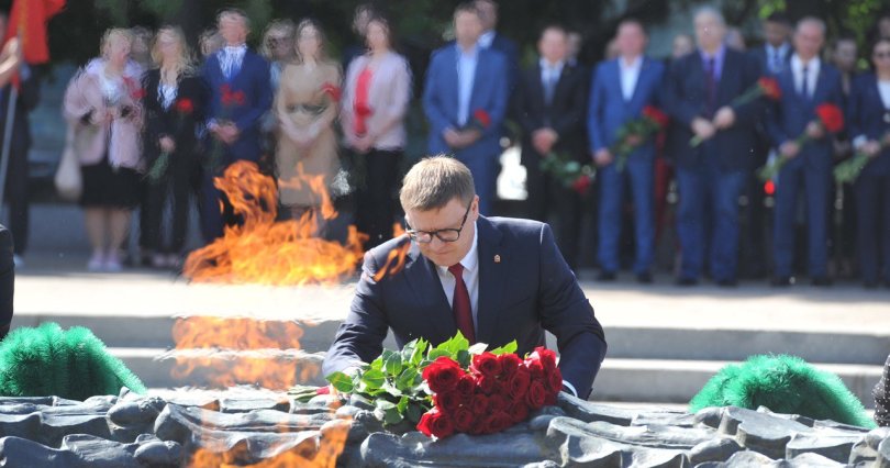 Алексей Текслер возложил цветы к Вечному 
огню

