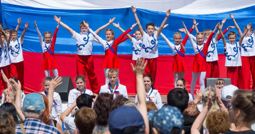 На набережной в Челябинске развернут 
восьмиметровый флаг России
