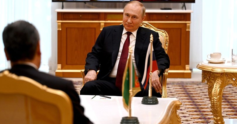 Владимир Путин подарил экс-президенту 
Туркменистана шахматы южноуральских 
мастеров
