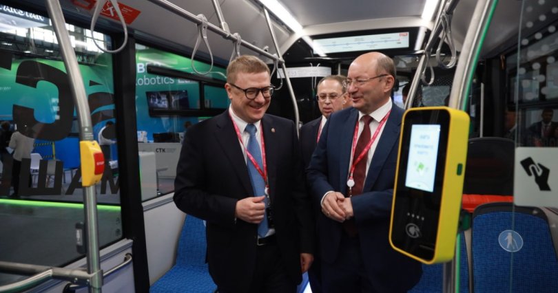 Алексей Текслер на «Иннопроме» осмотрел 
электробус, который будут выпускать 
в Челябинске
