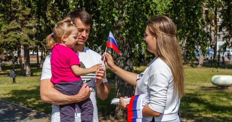 В День флага челябинцам раздали 
российские триколоры
