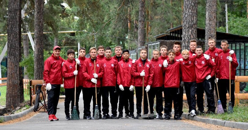 Челябинские футболисты приняли участие 
в уборке территории зоопарка
