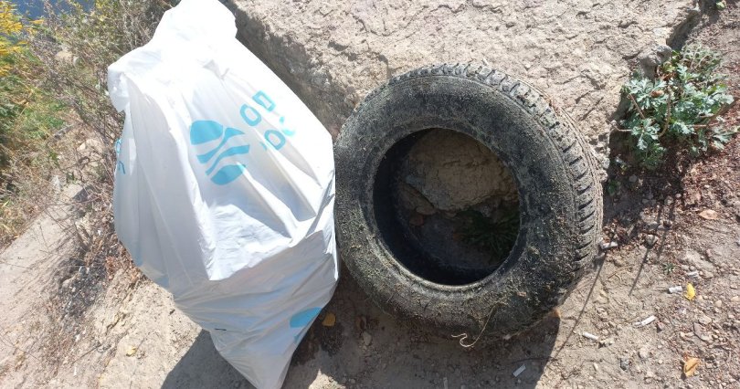 Пять мешков мусора, кастрюлю и покрышки 
достали из Изумрудного карьера 
в Челябинске

