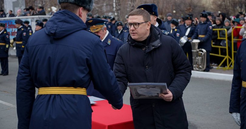 Алексей Текслер поздравил выпускников 
Военно-воздушной академии с окончанием 
учебы
