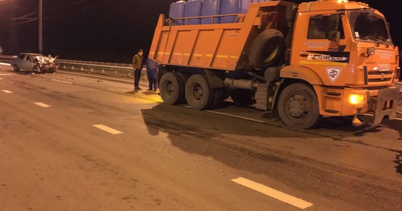 «Лада» влетела в грузовик в Челябинске
