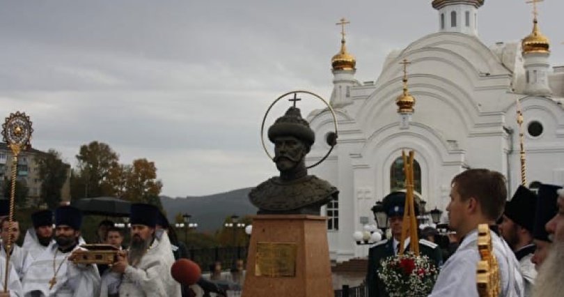 Вандал обезобразил монумент Николаю 
второму рядом с храмом Серафима 
Саровского в Златоусте
