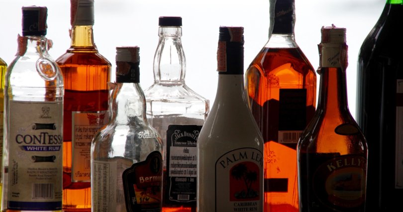 2 300 бутылок и 15 000 литров спирта: 
в Челябинской области накрыт подпольный 
алкозавод
