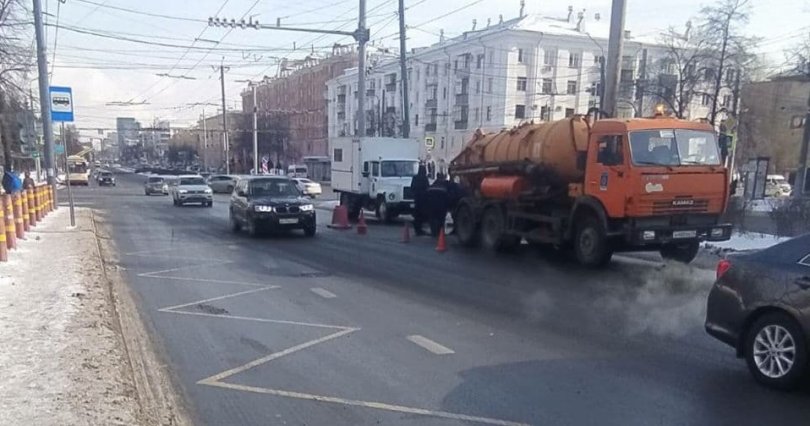 На проспекте Ленина в центре Челябинска 
провалился асфальт

