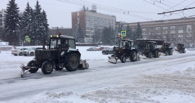 Дороги Челябинска расчищают от выпавшего 
снега более сотни спецмашин
