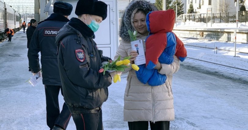 На железнодорожном вокзале Челябинска 
устроили праздничный флешмоб для 
пассажирок
