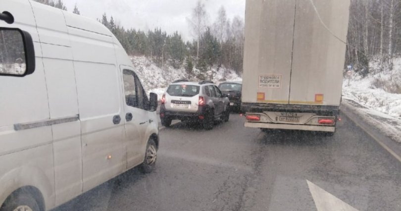 На М-5 в Челябинской области из-за 
снегопада образовались пробки

