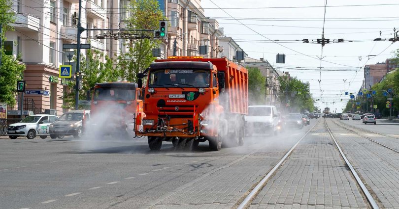 Улицы Челябинска от пыли и грязи убирают 
122 машины
