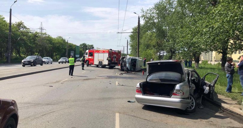 Два человека пострадали при столкновении 
«Мерседесов» в Челябинске
