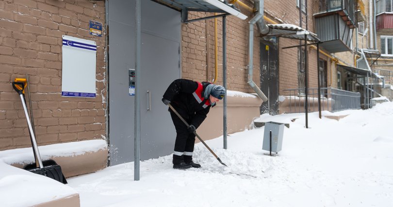 Сегодня Челябинск от снега убирают 230 
дорожных рабочих
