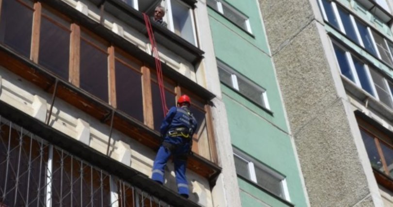 В Челябинске спасатели помогли запертой 
в квартире пенсионерке
