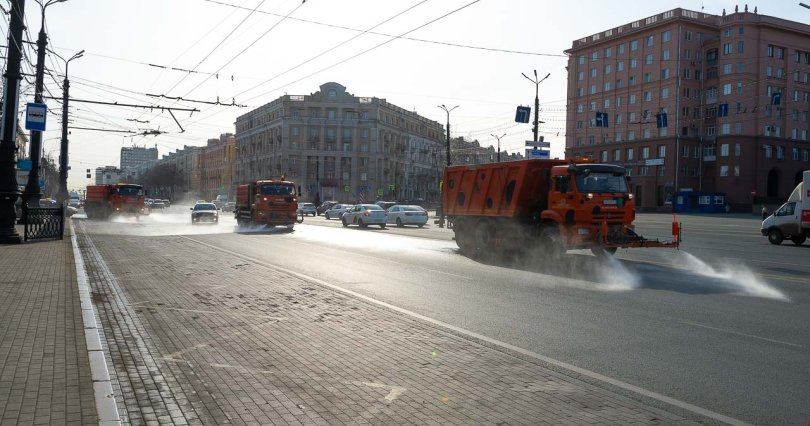 Сегодня улицы Челябинска от пыли и грязи 
очищают 176 единиц техники
