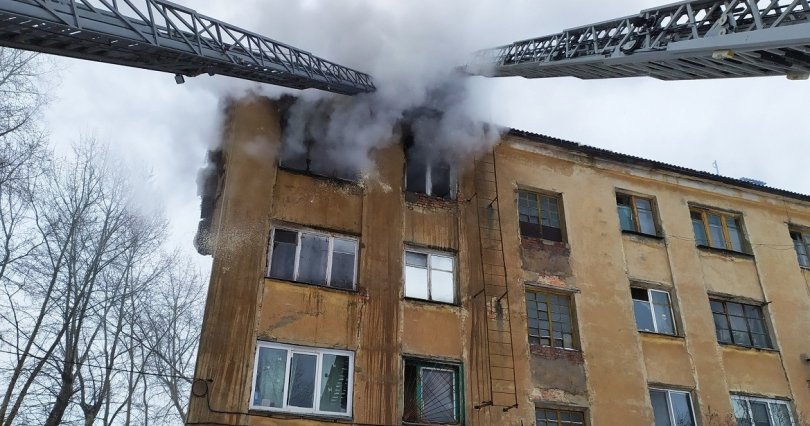 Челябинец выпрыгнул из окна четвертого 
этажа, спасаясь от пожара
