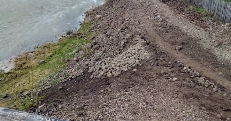 Берег реки в Челябинской области 
отсыпали производственными шлаками
