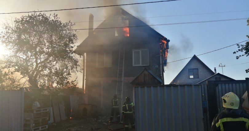 В частном секторе Челябинска загорелись 
два дома

