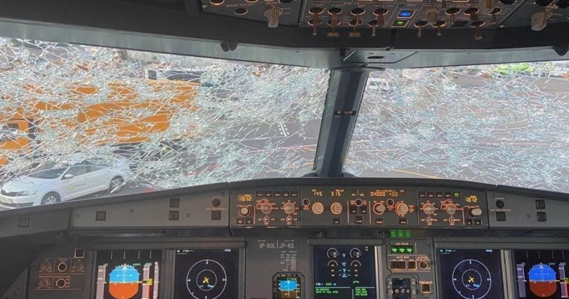 Град разбил лобовое стекло самолета при 
вылете из Челябинска
