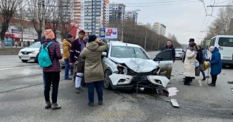 В Челябинске столкнулись две легковушки 
и маршрутное такси
