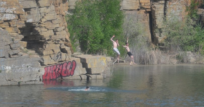 Челябинские подростки устроили 
экстремальные прыжки в воду
