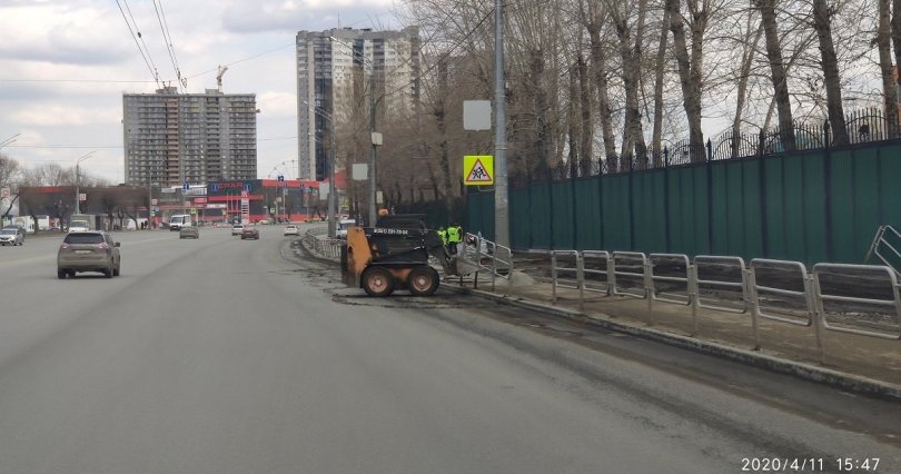 В Челябинске убирают серые заборы 
с улицы Труда
