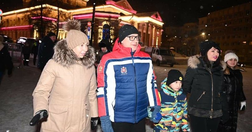 Алексей Текслер с семьей и Наталья 
Котова 1 января посетили ледовый городок 
в центре Челябинска
