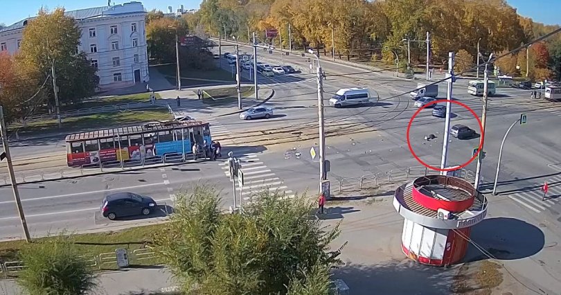 В Челябинске машина сбила пешехода возле 
трамвайной остановки

