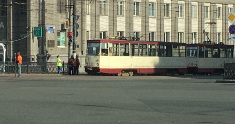 В Челябинске трамвай сошел с рельсов 
в центре города
