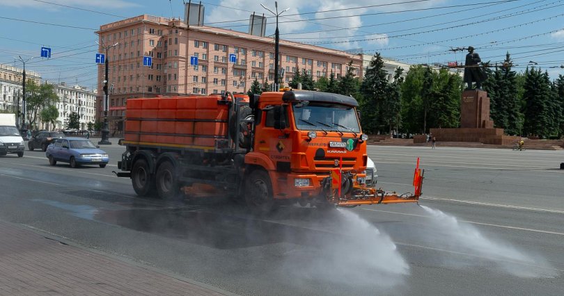 Улицы Челябинска от пыли и грязи убирают 
155 машин

