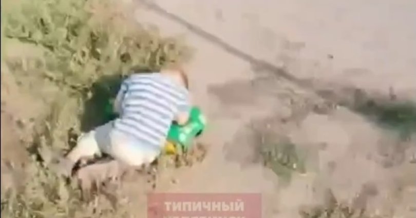 На Южном Урале мужчина нашел на обочине 
спящего ребенка
